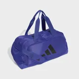 Bolso deportivo Adidas color azul con el logotipo de la marca en negro en la parte frontal. Cuenta con compartimento principal con cierre de cremallera, bolsillos laterales de red y correa de hombro ajustable.