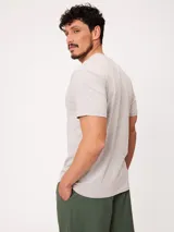 Remera de manga corta color azul, con cuello redondo y diseño clásico, confeccionada con un pequeño logo bordado en el pecho.