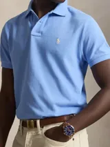 Remera polo de algodón color rosado, corte Custom Slim Fit, manga corta y cuello con botones. Cuenta con el logo bordado en el pecho.