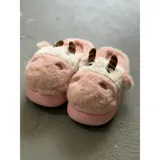 Pantuflas de peluche con diseño de vaca, confeccionadas en piel sintética suave. Cuentan con suela de goma antideslizante y diseño abierto en el talón.