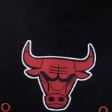 Pantalón de jogging color crema con puños ajustados, cintura elástica con cordón y logo de Los Angeles Lakers en el bolsillo lateral.