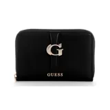 Billetera Guess modelo Carrie de color negro, confeccionada en símil cuero con cierre perimetral y herrajes dorados. Presenta una trabilla frontal con detalle de la letra "G" metálica y el logo de la marca estampado en la parte inferior.