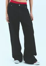 Jean de corte oversize y tiro medio-bajo, confeccionado en algodón, con diseño de cinco bolsillos y cierre frontal con botón metálico.