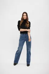 Pantalón de jean corte wide leg, de tiro alto y color azul clásico, con cierre frontal y bolsillos laterales.
