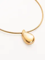 Collar de cadena tipo serpiente rígida con dije central en forma de gota lisa y pulida.