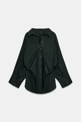 Camisa oversize de popelín de algodón, color verde oscuro, con cuello solapa, manga larga con puños abotonados y cierre frontal con botones.