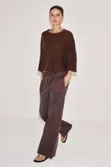 Pantalón cargo de tiro medio con efecto lavado, confeccionado en algodón. Presenta cintura elástica ajustable con cordones, bolsillos laterales y bolsillos de plastrón con solapa en las piernas. Diseño de pierna recta con combinación de tejidos a tono.