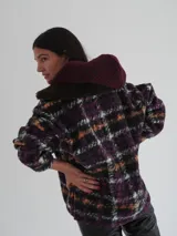 Buzo canguro oversize con capucha y cuello alto, confeccionado con paños de lana estampados.