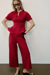 Pantalón de tiro medio y corte ancho, confeccionado en hilatura de algodón, con cintura elástica.