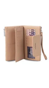 Billetera larga color beige, con textura granulada, solapa frontal con cierre magnético y logo de la marca grabado. Incluye correa de mano extraíble y compartimento principal con cierre.