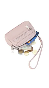 Monedero compacto de símil cuero color beige, con doble compartimento principal con cierre y un bolsillo frontal con cierre. Incluye una correa de mano lateral.