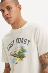 Remera de algodón color crema con cuello redondo y estampado frontal con la leyenda "Lost Coast" y un paisaje costero.