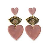 Aros colgantes con forma de corazón y ojo turco, color rosa con glitter y detalles dorados.