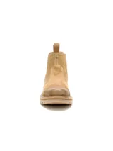 Bota tipo Chelsea Caterpillar modelo Grader, confeccionada en gamuza color marrón. Presenta paneles laterales elásticos, tiradores en la parte superior y suela de goma dentada para mayor tracción.