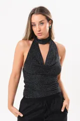 Top de lurex negro con cuello halter drapeado y acabado brillante.
