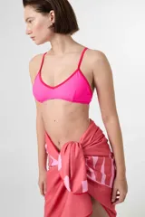 Toalla rectangular color rosa con estampado de la palabra 'Pimentón' en mayúsculas.