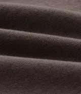 Pantalón de sarga de algodón con acabado vintage, corte recto y ajuste cómodo. Presenta cierre frontal con botón y cremallera, pasadores para cinturón y bolsillos funcionales en la parte delantera y trasera.