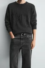 Jersey de corte relajado confeccionado en tejido de algodón con efecto lavado. Presenta cuello redondo, manga larga, acabados en rib y un bordado a tono en el delantero con diseño abstracto.
