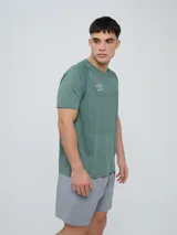 Remera deportiva Umbro modelo Axis, de manga corta, color gris claro con textura perforada transpirable y logo negro de la marca en el pecho.