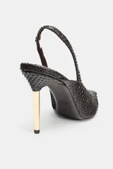 Zapato destalonado de tacón alto con textura efecto piel de serpiente. Presenta un diseño de punta fina, tira trasera elástica y tacón aguja con acabado metalizado dorado.