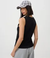 Musculosa de ribana de algodón con elastano, diseño ajustado al cuerpo, cuello redondo alto y sin mangas.