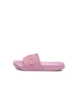 Ojotas de una sola tira ancha color rosado, con plantilla ergonómica y el logo de la marca en relieve en la capellada.