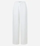 Pantalón de vestir blanco de tela texturizada, corte recto y tiro alto.