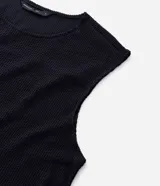 Musculosa negra de corte regular con textura de punto y escote redondo (canoa).