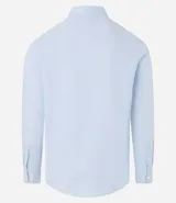 Camisa de manga larga color celeste, con cuello inglés y abotonado delantero. Confeccionada en tricolina con fibra de bambú, presenta un diseño maquinetado con estampado de rayas.