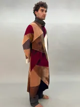 Tapado oversize desestructurado de lana merino afieltrada, ensamblada y teñida en degradé. Con bolsillos laterales, puños amplios y cierre con broches ocultos. Más largo en la parte inferior trasera.