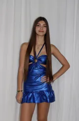 Vestido corto azul metalizado con diseño cut-out, argolla central en el busto, tirantes halter y falda con volado en el ruedo.