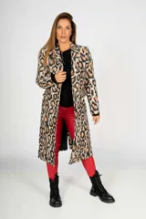 Tapado largo de paño con estampado de leopardo, con cuello solapa y cierre frontal con botones.