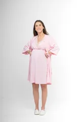 Camisón maternal color verde claro, confeccionado en algodón con escote en V cruzado y detalle de puntilla elastizada. Tiene mangas cortas con terminación de puntilla y frunces debajo del busto para mayor amplitud.