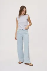 Pantalón wide leg de tiro medio con estampado de rayas verticales, diseño de cinco bolsillos, presillas para cinto y cierre frontal con botón y cremallera.