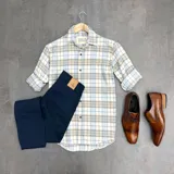 Camisa de manga 3/4 a cuadros celestes, grises y blancos, de algodón peinado.