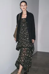 Chaqueta de ante negra con cuello solapa de muescas y manga larga. Tiene bolsillos con solapa en delantero y cierre frontal con botones.