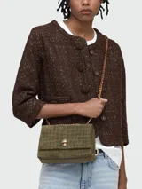 Cartera tipo shoulder bag de Marc Jacobs, confeccionada en gamuza con textura de efecto cocodrilo en color verde oliva. Presenta una solapa frontal con cierre metálico dorado y una correa de cadena dorada.