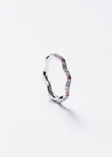 Anillo de plata 925 con diseño ondulado, engastado con zirconias de diversos colores a lo largo de toda la pieza.