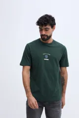 Remera verde oscuro de fit regular, con estampa pequeña en el pecho inspirada en el océano con el texto 'Tides of Change' y 'Brookfield'.