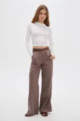 Pantalón de algodón color marrón, de corte recto y tiro alto, con bolsillos laterales y presillas para cinturón.