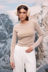 Pantalon tejido de punto en color blanco, de corte recto y holgado, con cintura elástica y cordón ajustable. Presenta una textura acanalada y terminación con volados sutiles en la botamanga.