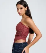 Top tipo bandeau sin breteles, color rojo oscuro o terracota, con textura plisada o arrugada y un detalle de caída asimétrica en un lateral.