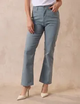 Pantalón de jean blanco, de corte recto, tiro alto, pretina con pasadores, botón y cierre. Con bolsillos delanteros y traseros.