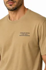 Remera de manga corta color negro, de algodón, con cuello redondo y diseño holgado con estampa frontal.