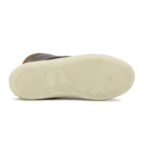 Bota casual de hombre color marrón con detalles en caramelo, de caña media y cordones.