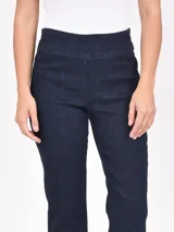 Pantalón jean de corte recto, color azul oscuro, con cintura alta y bolsillos traseros.