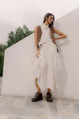 Mocasín de cuero vacuno negro con textura tipo reptil, suela track de goma, cordones finos y solapa con flecos sobre el empeine.