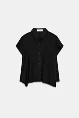 Camisa negra de lyocell con cuello solapa, manga corta y bajo asimétrico. Cierre frontal con botones.