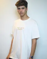 Remera oversize de algodón color lila, con estampado frontal de texto en el mismo tono.