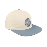 Gorro de visera plana Santa Cruz, con diseño de cinco paneles en color crema y visera azul. Presenta el logo circular de la marca estampado en el frente en color azul.